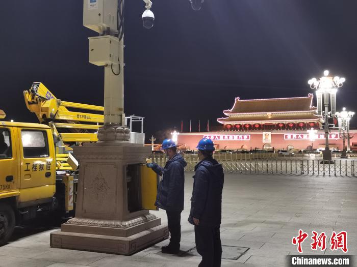 为应对极端大风天气，照明中心华灯班对华灯灯台进行测温，确保华灯设备安全可靠。　梁静 摄