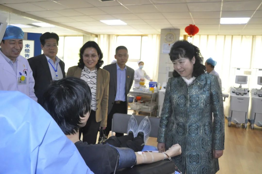 潍坊市副市长李平（右一）莅临血站进行工作调研，慰问无偿献血者