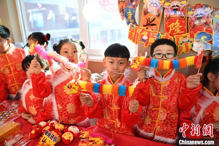 当天，学校举行第二届年货交易会创意集市主题活动，活动将春节年货展销和民俗文化展示融合一体，让学生们通过介绍展示、出售年货特产，感受中国年俗文化。　张瑶 摄