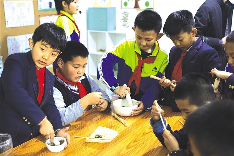 红山根小学的孩子们进行课外劳动