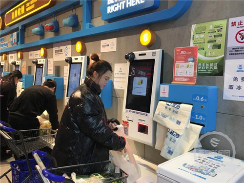 超市为消费者有偿提供了可降解的塑料购物袋