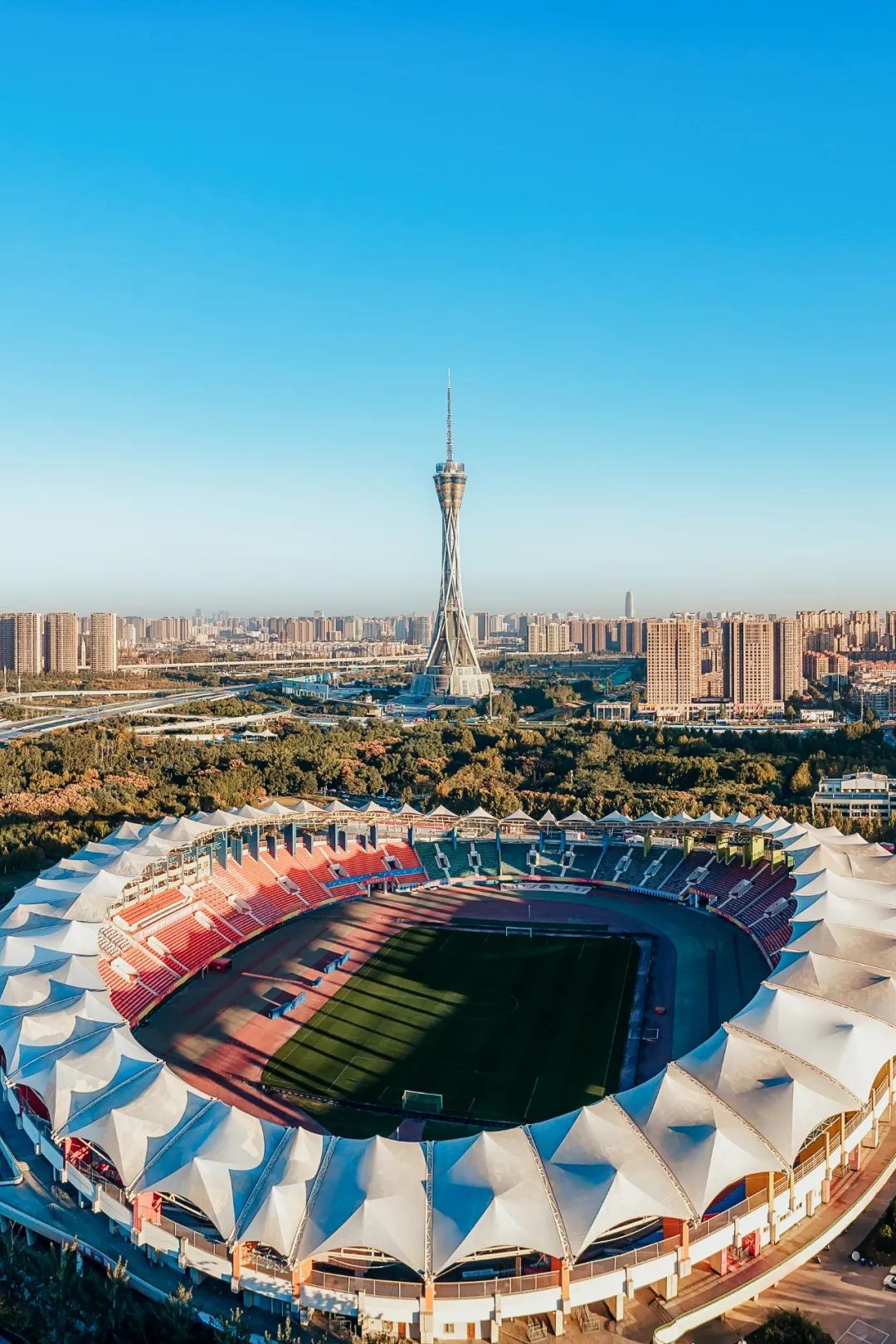  河南郑州地标建筑中原福塔与航海体育场。摄影/焦潇翔