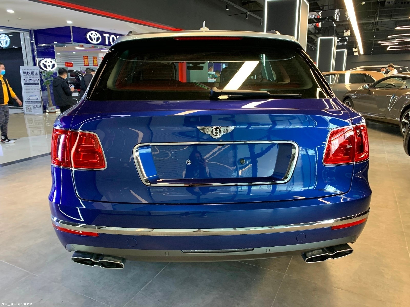 2021款美规版宾利添越w12新车试驾体验