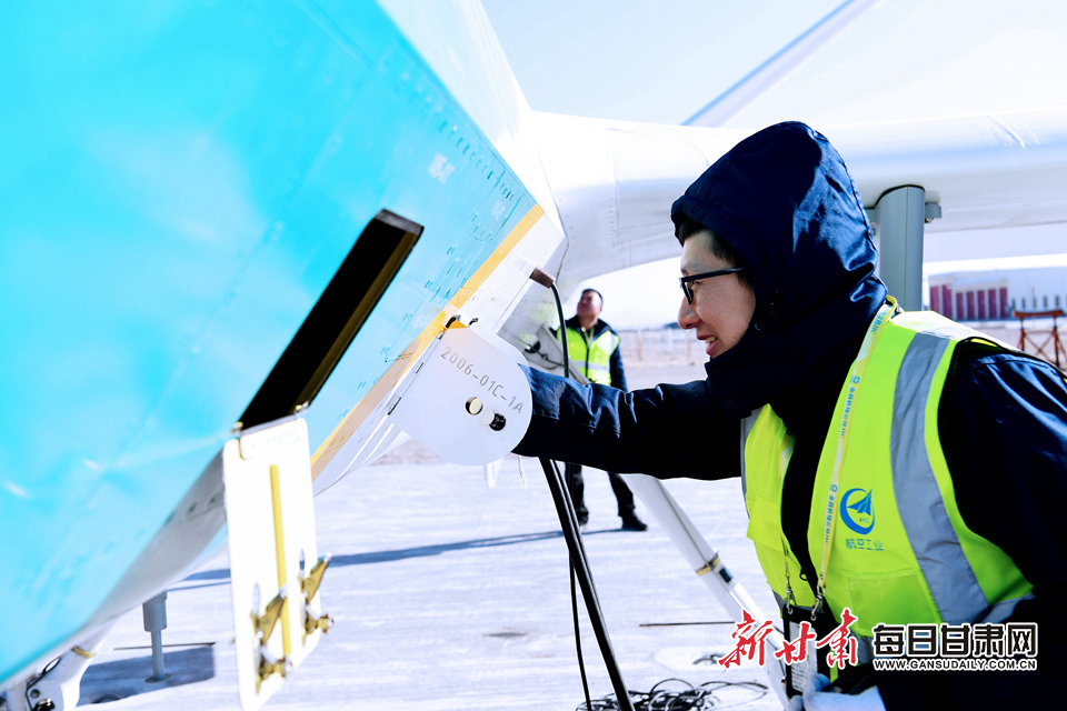 工作人员做首飞准备