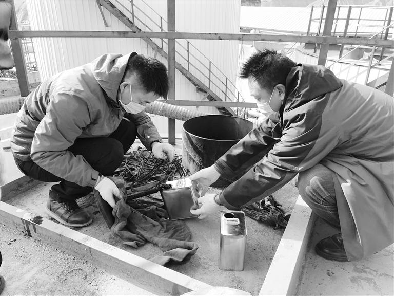 执法人员对油品现场取样