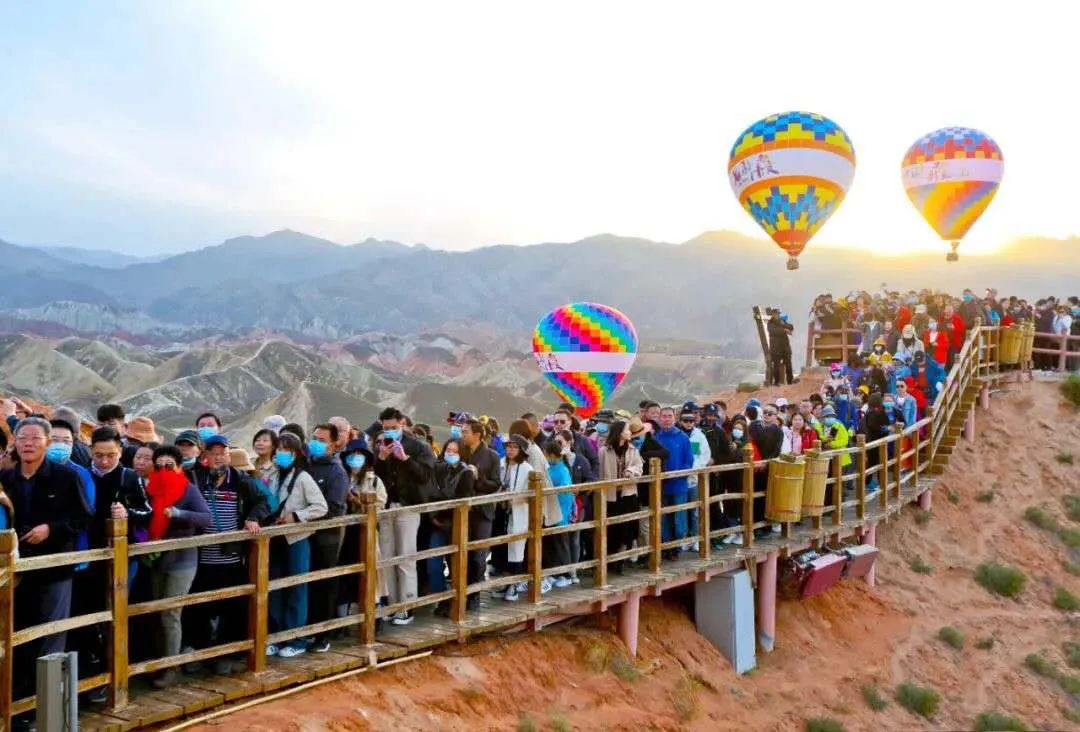 ▲七彩丹霞吸引八方游客