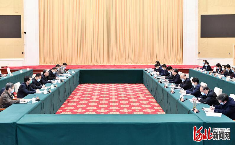 1月5日下午，国家卫生健康委主任马晓伟一行到我省指导疫情防控工作。省委书记、省人大常委会主任王东峰，省委副书记、省长许勤与马晓伟进行座谈交流。 河北日报记者赵威摄