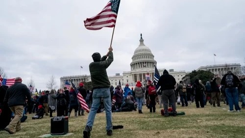 亲历国会事件的特朗普支持者场面非常祥和只是打碎了玻璃