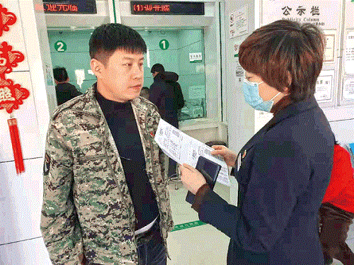 李成(左)在娄烦县马家庄信用社向工作人员反映自己"被贷款"的情况.