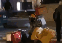 四川一路虎司机酒驾撞倒外卖员还扇耳光 被路人一脚踹飞