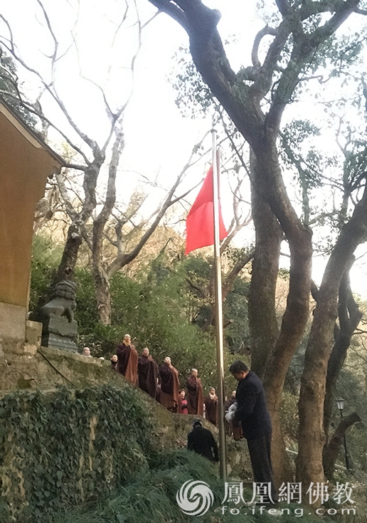 伴山禅院元旦升旗仪式（图片来源：凤凰网佛教 摄影：普陀山佛教协会）