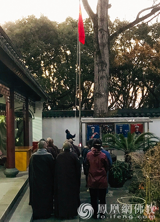 梅福禅院元旦升旗仪式（图片来源：凤凰网佛教 摄影：普陀山佛教协会）