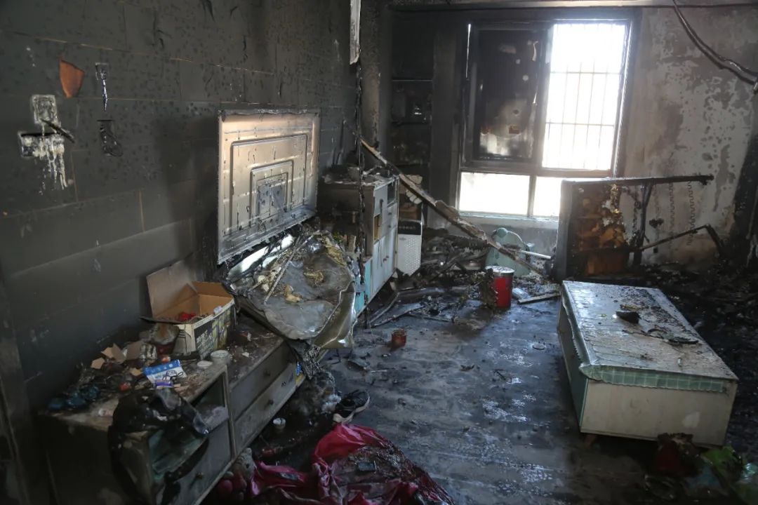 淮南一居民家中突发大火疑是在客厅使用了它