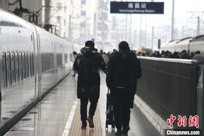 1月3日是“元旦”假期最后一天，南昌车站迎来返程客流高峰。　张倩 摄