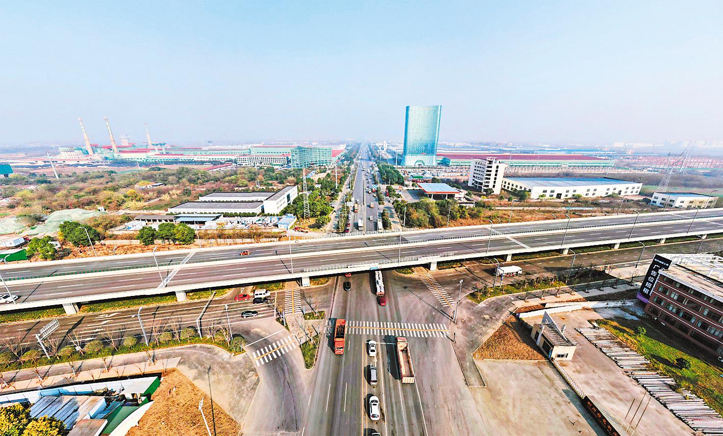 1月6日，俯瞰荆州复兴大道（图中横向）与东方大道交汇处。（视界网 杨辉 摄）