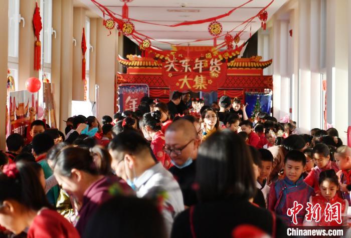 年货大集吸引许多学生和老师前来参与。　张瑶 摄
