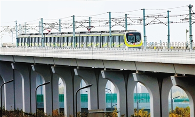 地鐵五號線列車駛過高架段(資料照片). (首席記者 李明 攝)