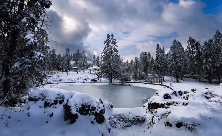 化身童话世界冬日摩围山披上白雪盛装