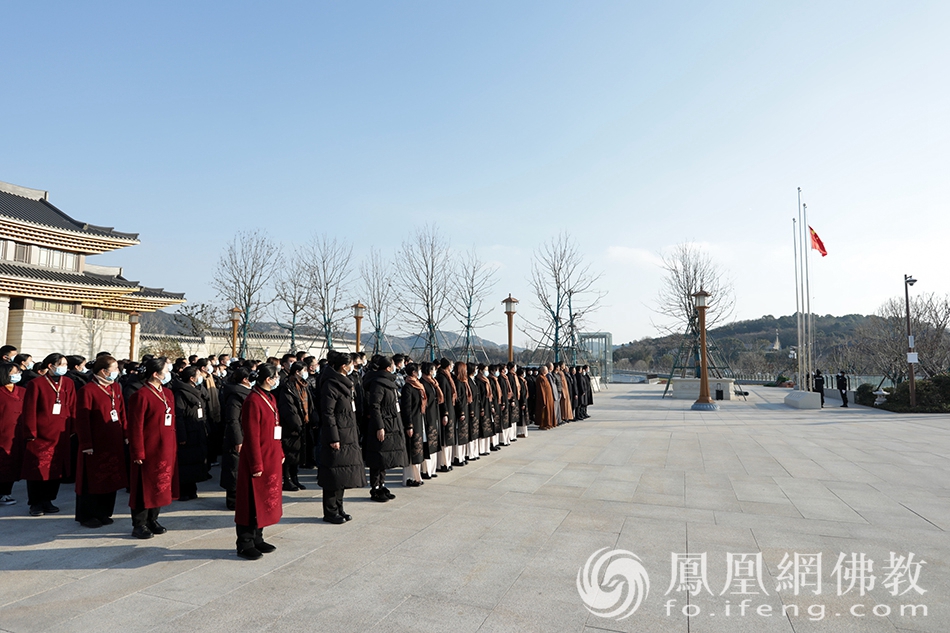 观音法界元旦升旗仪式（图片来源：凤凰网佛教 摄影：普陀山佛教协会）