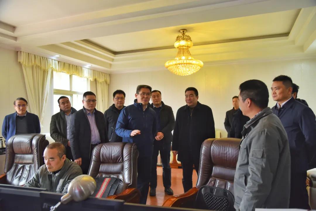 (在石壕煤矿调度室,袁勤华实地查看安全管理调度等情况)》》万州书记