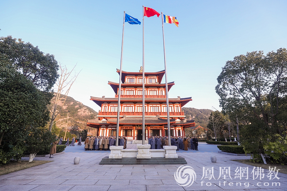 中国佛学院普陀山学院元旦升旗仪式（图片来源：凤凰网佛教 摄影：普陀山佛教协会）