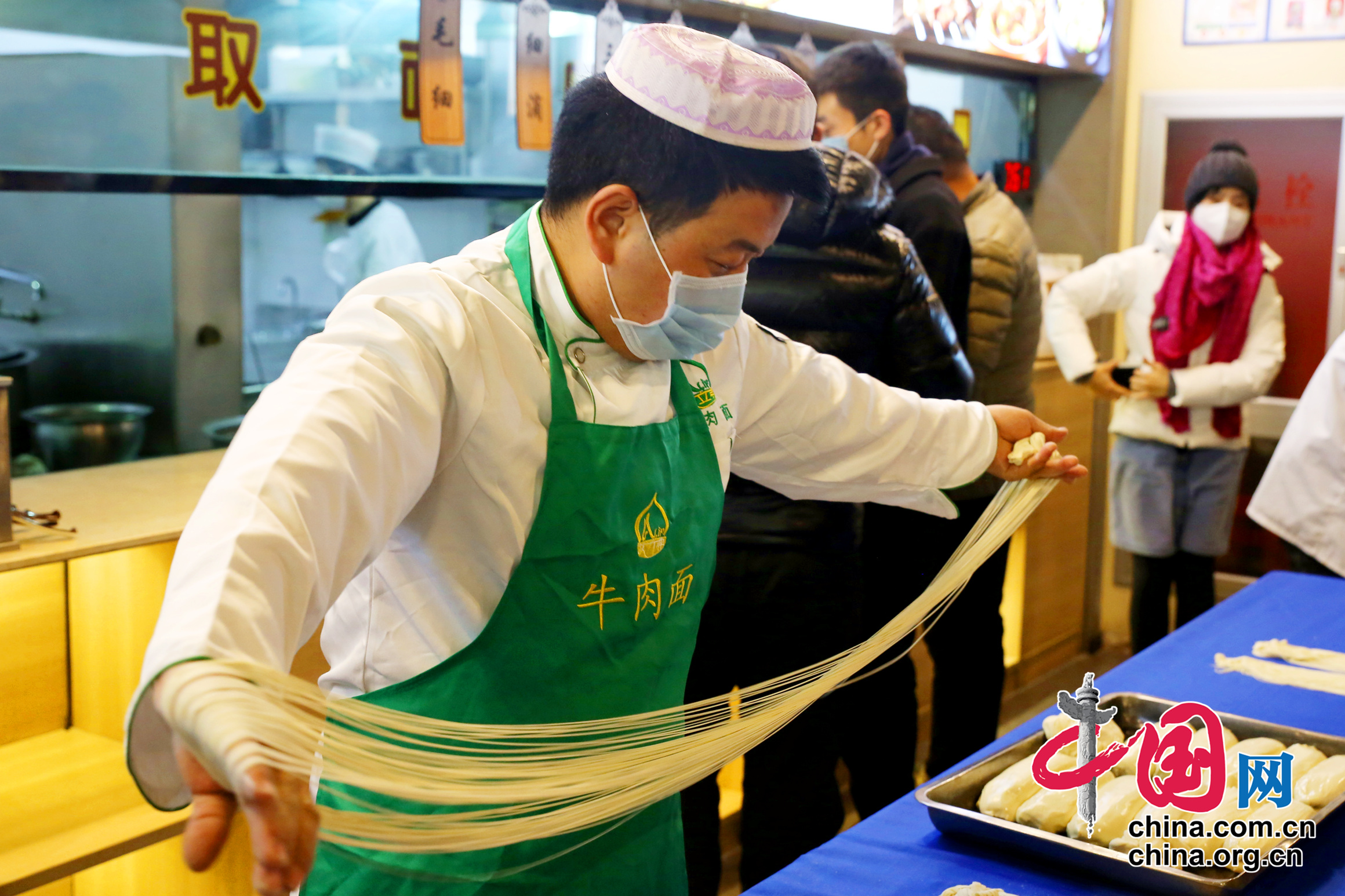 工作人员展示拉面技艺 周思杨 摄