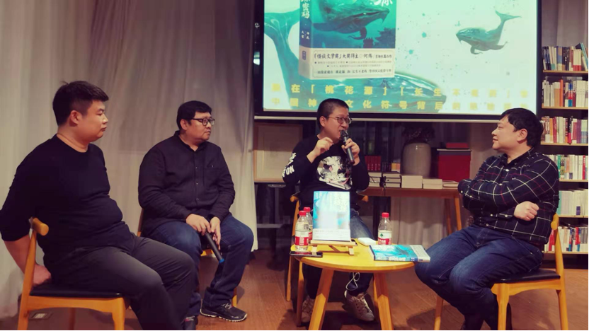 12月27日,由捧读文化主办的何殇新作《桃花源密码:海底天宫》首场发布会在北京雍和书庭举行。从左到右依次为诗人、捧读文化总裁张进步,影视编剧范胜震,何殇以及《中华文学选刊》执行主编、《当代》杂志编委徐晨亮。