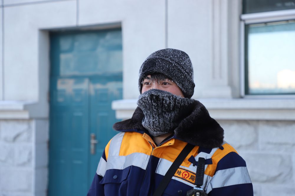 挂在车上的人零下40摄氏度下的北极调车人