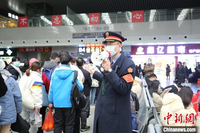 针对10点至12点、14点至16点、19点至20点等不同时间段客流出行变化，做好弹性开窗，节省旅客购票排队等待时间，在站台增派加班人员，确保旅客乘降安全。张倩 摄 张倩 摄