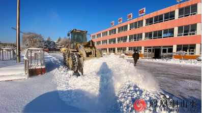 （上坊小学用清雪车清扫校园）