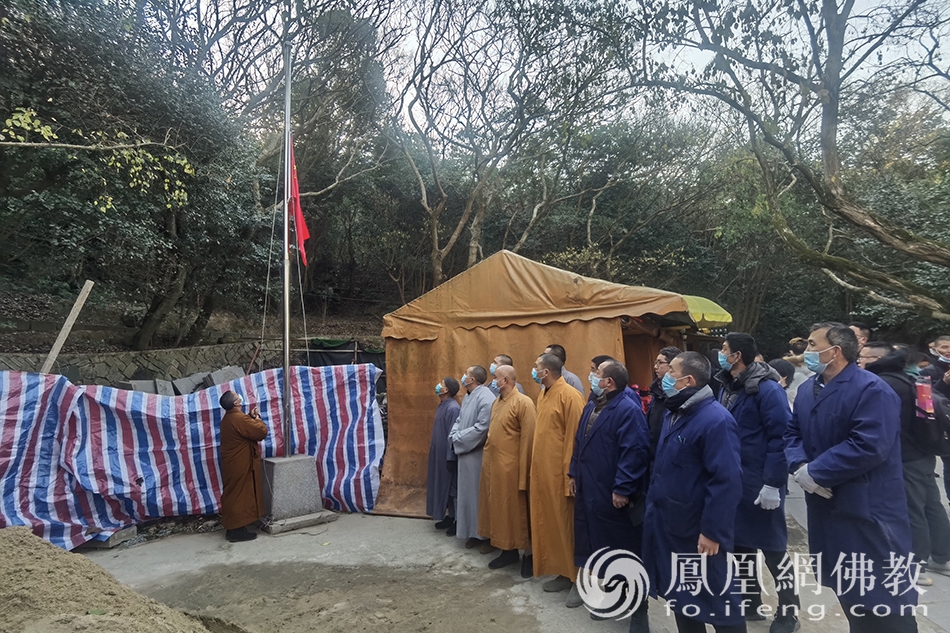 善财古洞元旦升旗仪式（图片来源：凤凰网佛教 摄影：普陀山佛教协会）