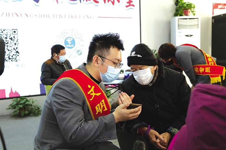 中国电信兰州分公司工作人员指导老年人使用手机