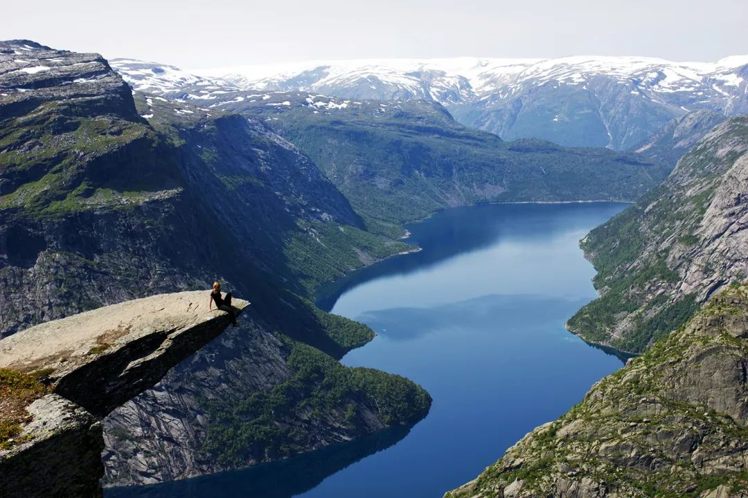 挪威峡湾中神奇的岩石——巨人之舌