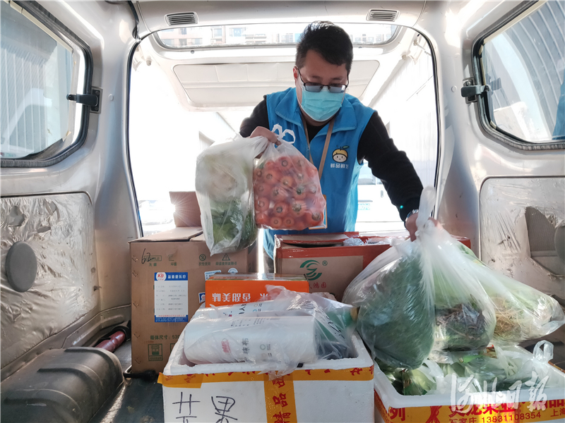 2021年1月7日，石家庄市鲜品鲜活社区电商团购平台工作人员正在装车。 河北日报记者赵海江摄影报道
