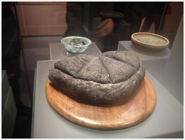 庞贝出土的罗马面包模型