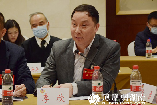 政协委员李欣发言