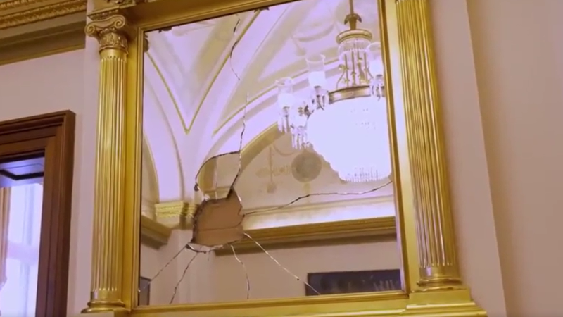 实拍：佩洛西向公众展示自己被暴徒破坏后的办公室