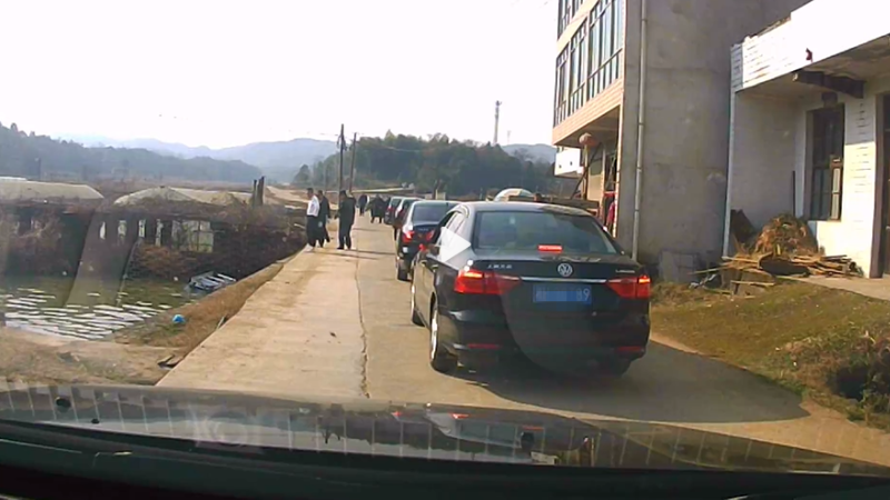 新郎救落水老人迎亲迟到 新娘全家点赞：喜上加喜