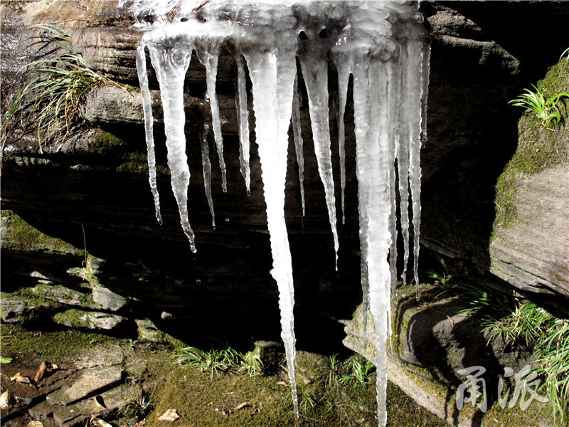 32——瀑布下的岩石上有许多渗水，冻结成了一根根细冰凌.jpg