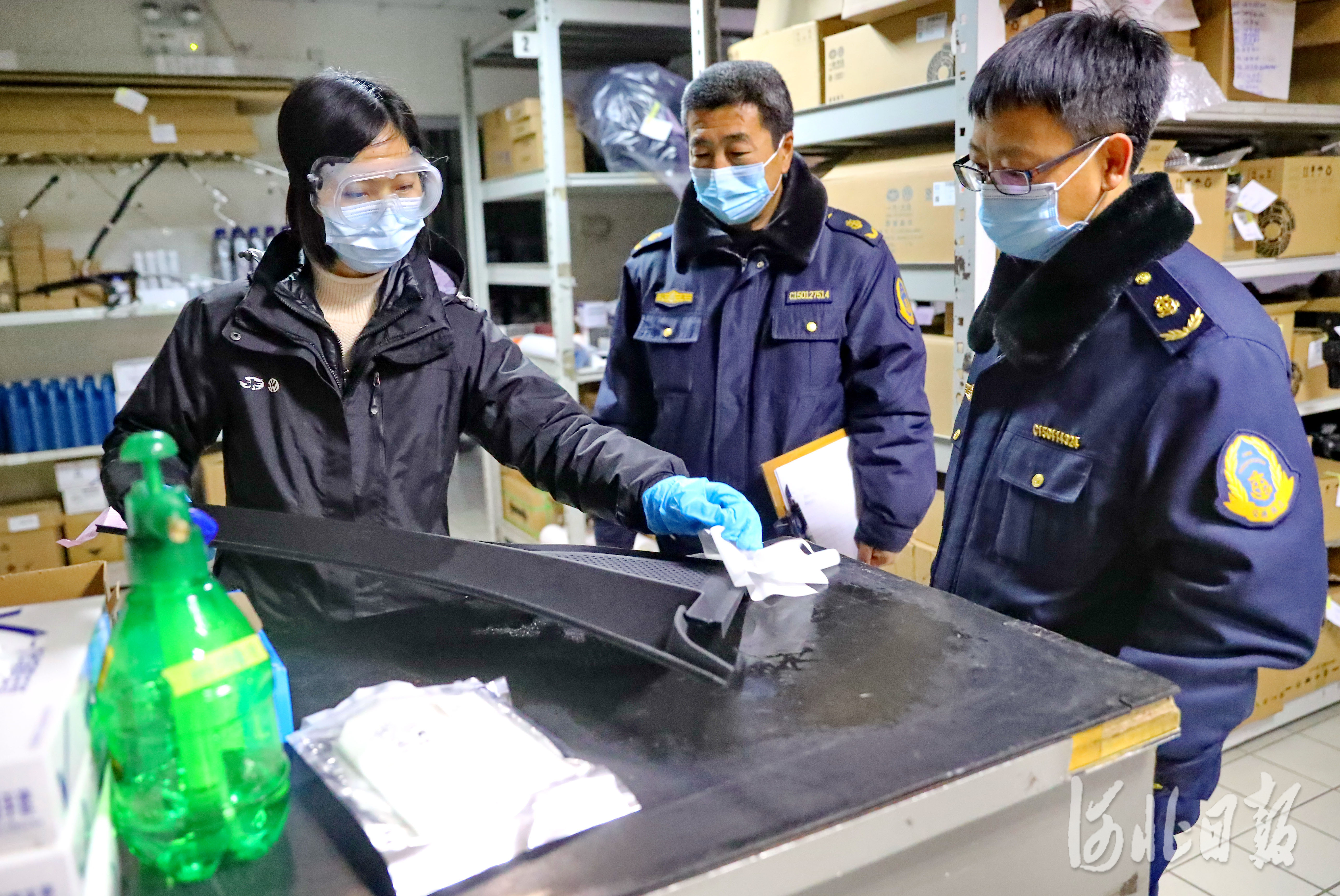 2021年1月12日，秦皇岛市海港区交通运输局工作人员在涉及进口汽车零部件企业进行检查。