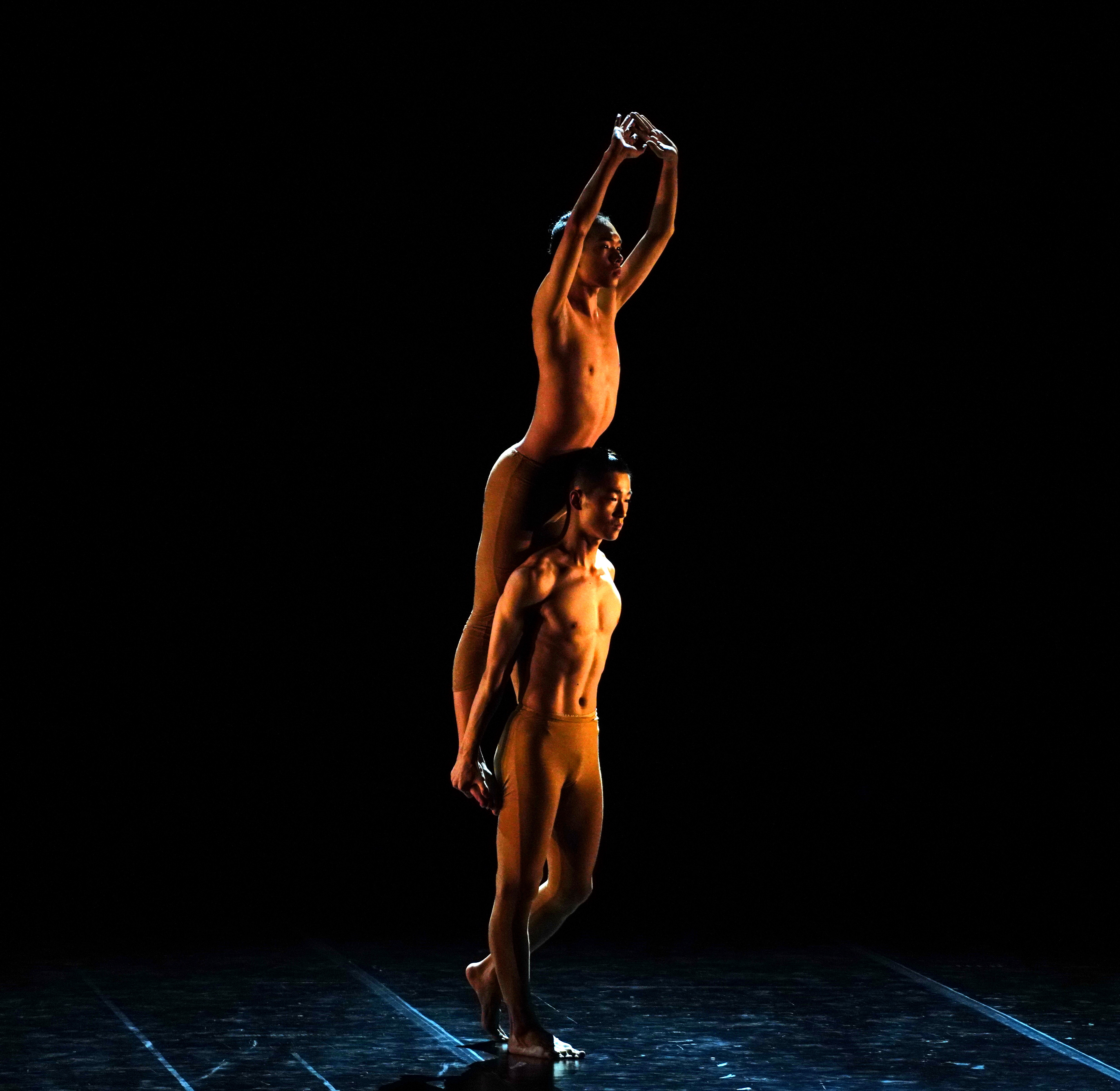 韩斌编导作品《广角镜》之《暮色》。