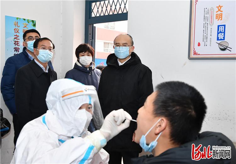 1月12日，省长许勤在石家庄检查核酸检测、流调溯源等疫情防控举措落实情况。这是许勤到新华区新开路小学采样点实地检查。河北日报记者 孟宇光摄