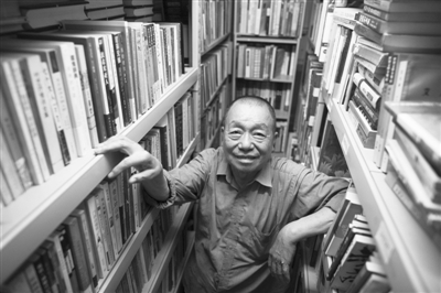 沈昌文，1931年9月26日生于上海。1951年考取人民出版社校对员，后任社长秘书、主任、副总编辑。1986年到1996年任生活&middot;读书&middot;新知三联书店总经理，兼《读书》杂志主编。后发起创办《万象》，退休后一直活跃于出版界。（新京报记者 侯少卿 摄）