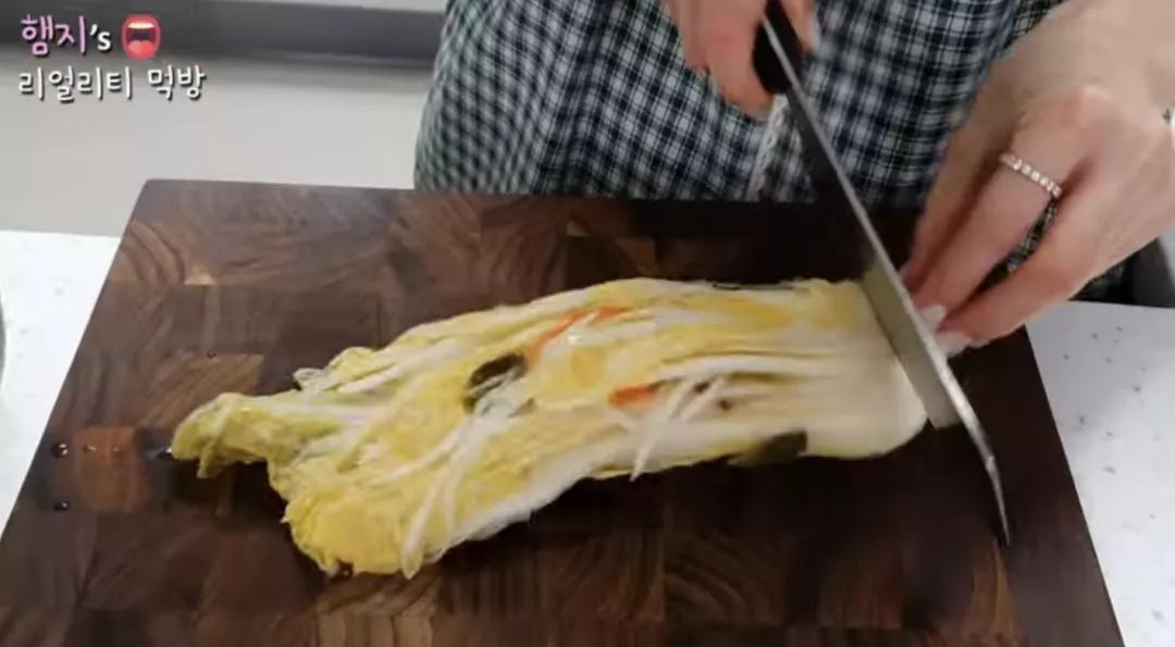 吃播网红赚中国人流量,转头内涵李子柒做泡菜,点赞辱骂中国评论