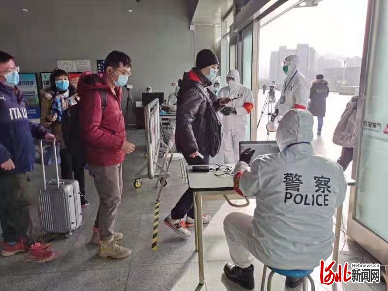 京沪高铁廊坊站，公安检查站民警对进站人员进行身份核查。