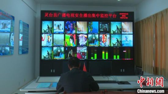 1月12日，孙崇吉在灵台广播电视胡家塬调频电视转播台值班。周建辉 摄