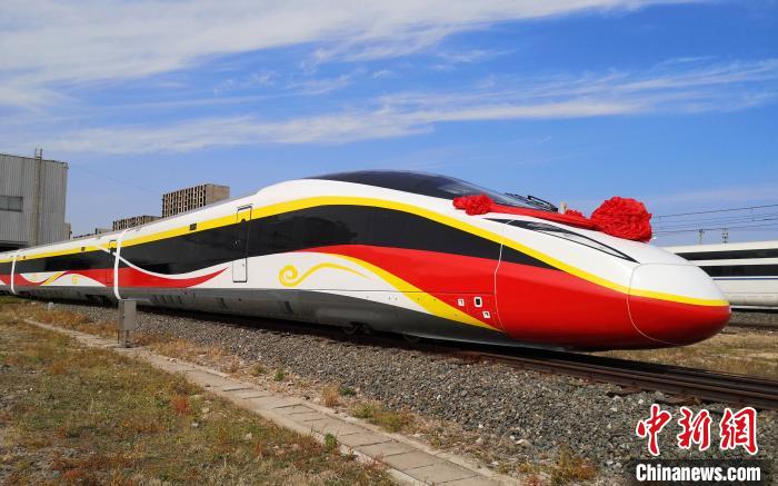 图为时速400公里跨国互联互通高速动车组。　吴可超 摄
