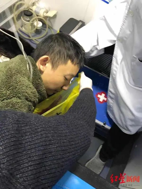 ↑医护人员正对吐血的姚策进行救治