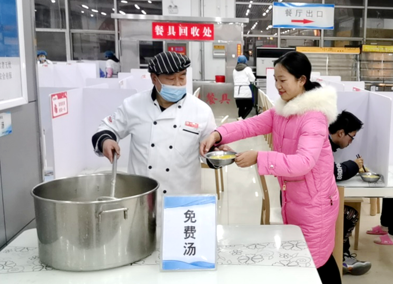 郑州大学为师生制作免费的姜汤、粥