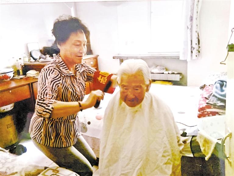 徐淑英老人生前，王美兰经常给她上门理发。